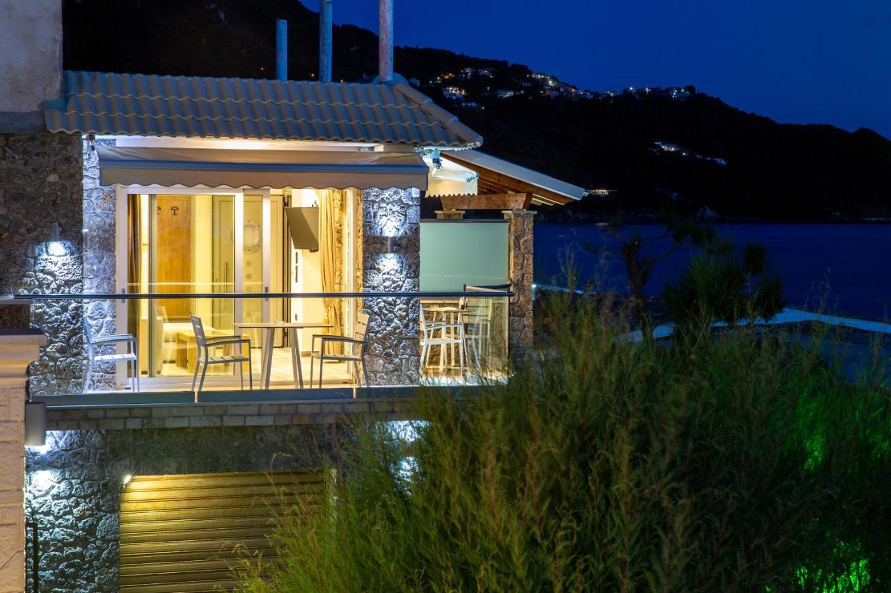 Black Rocks Family, Luxury Seafront Beach Maisonette アギオス・ゴルディオス エクステリア 写真