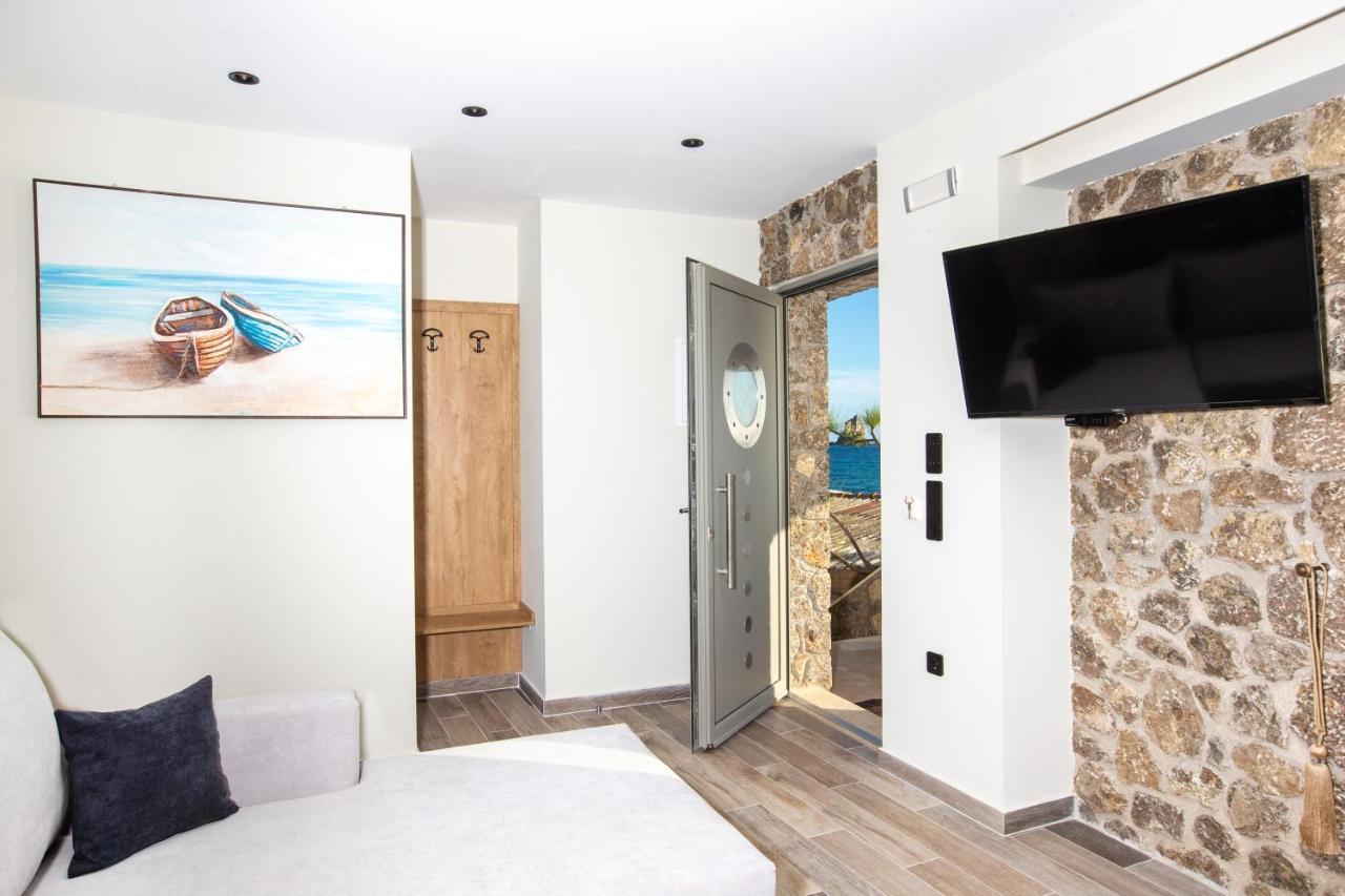 Black Rocks Family, Luxury Seafront Beach Maisonette アギオス・ゴルディオス エクステリア 写真