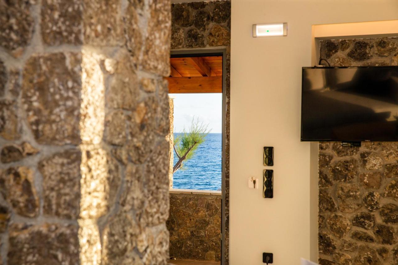 Black Rocks Family, Luxury Seafront Beach Maisonette アギオス・ゴルディオス エクステリア 写真