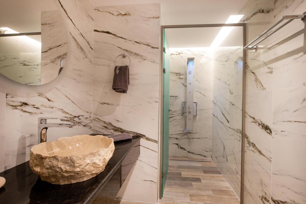 Black Rocks Family, Luxury Seafront Beach Maisonette アギオス・ゴルディオス エクステリア 写真