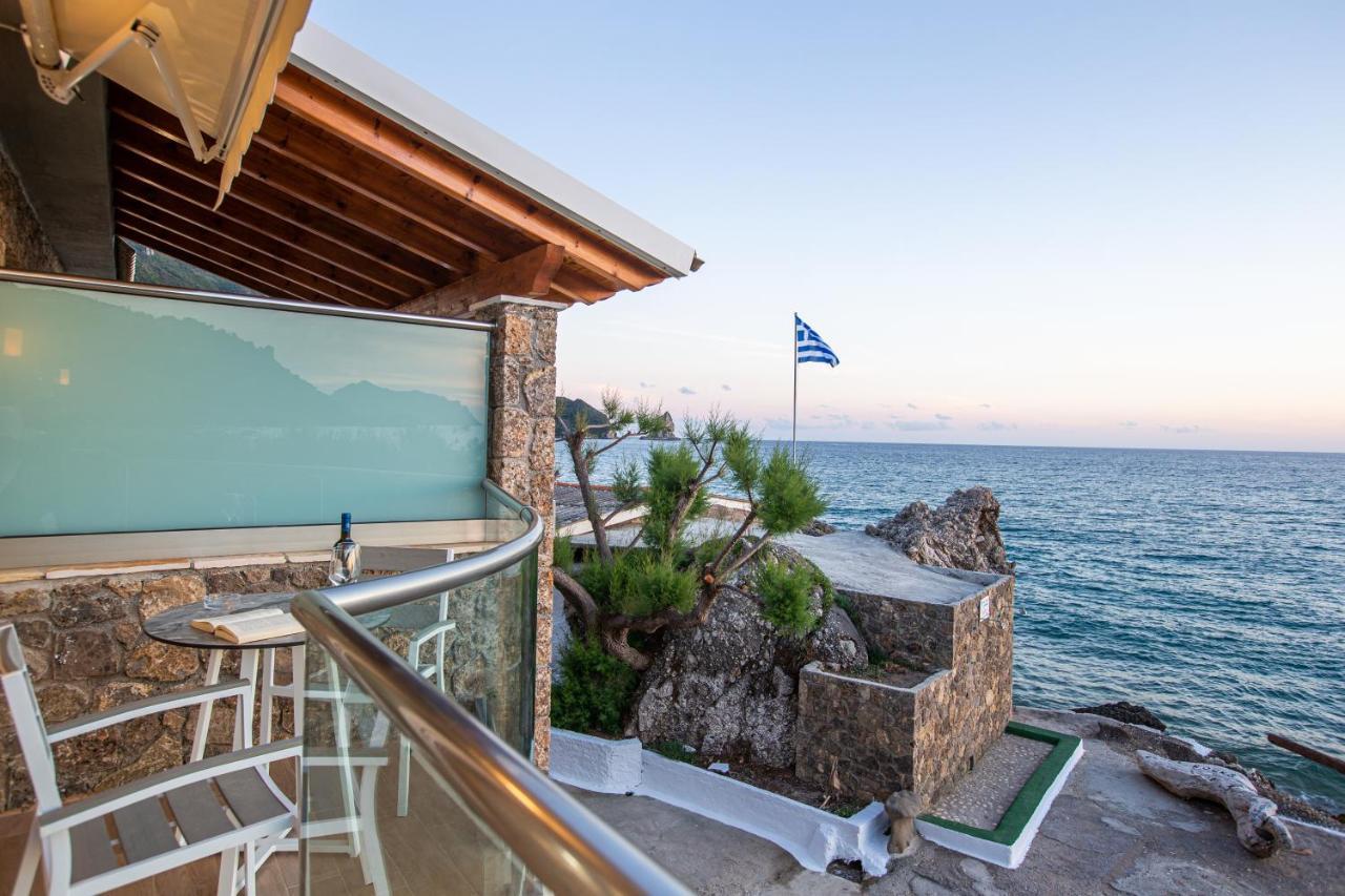 Black Rocks Family, Luxury Seafront Beach Maisonette アギオス・ゴルディオス エクステリア 写真