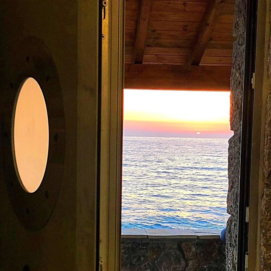 Black Rocks Family, Luxury Seafront Beach Maisonette アギオス・ゴルディオス エクステリア 写真